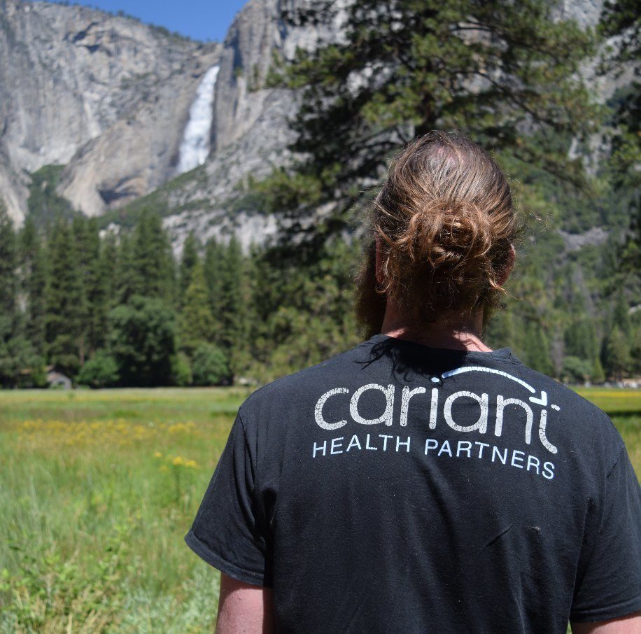 healthcare travel professional wearing a cariant shirt